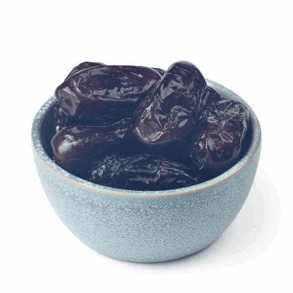 Safawi-Datteln in einem kleinen Schälchen – dunkel, saftig und aromatisch, ideal als Premium-Snack.
