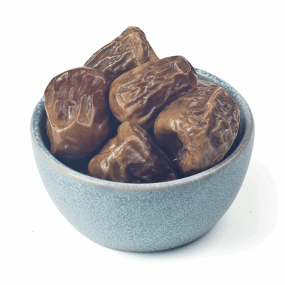 Sukkari-Datteln in einem kleinen Schälchen – hellgolden, weich und süß, perfekt für den Genuss zwischendurch.