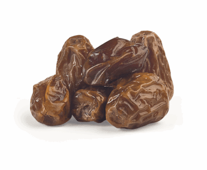 Sukkari-Datteln als freigestellter Haufen – hellgolden, weich und süß, ideale Premium-Datteln für Snacks und Rezepte.