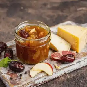 Selbstgemachtes Dattel-Chutney in einer Schale, verfeinert mit Gewürzen – ideal als Beilage zu Fleisch, Käse oder als Brotaufstrich.